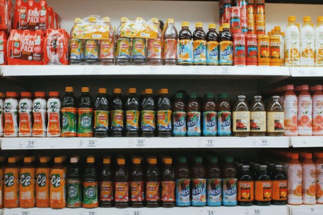 Raft de supermarket cu sticle de detergent aranjate în rânduri