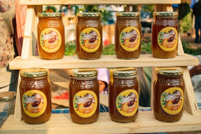 Tarabe cu legume și fructe proaspete într-o piață agroalimentară